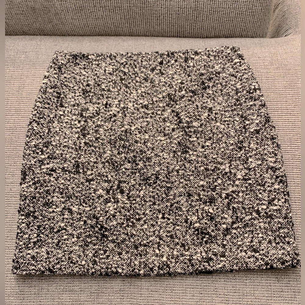 TAHARI Skirt Size 6 Color gray, black and white.